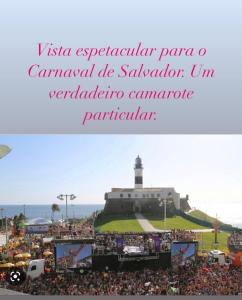 una imagen de una multitud de personas en un concierto en Apartamento no Farol da Barra. Vista deslumbrante para o mar! No circuito do Carnaval. Ao lado do Porto da Barra ! en Salvador