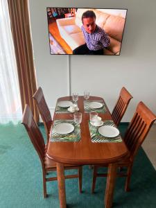 Televízia a/alebo spoločenská miestnosť v ubytovaní Apartamenty Kołobrzeg Morska