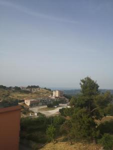 uma vista para uma cidade a partir de uma colina em Da Noi em Vico del Gargano