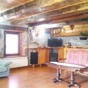 uma sala de estar com uma mesa num quarto em Casa Rural Barangua en el Pirineo Aragonés em Santa Cruz de la Serós