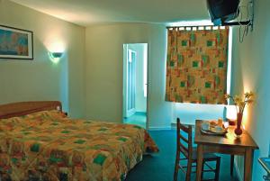 A bed or beds in a room at Hotel de Bordeaux