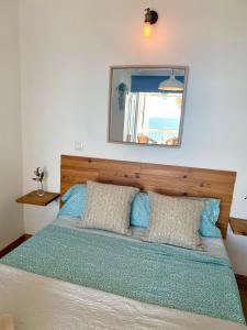 Posteľ alebo postele v izbe v ubytovaní GATU Casa Muse junto a la playa, vista al mar, aire acc, terraza, wifi y chimenea " Preferente mayores de 25 años y familias "