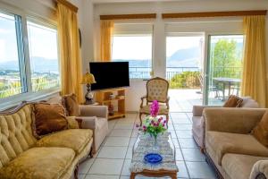 Zona d'estar a Villa Afroditi in Chania near Airport with Private Pool, Free Wi-Fi, Souda Bay Views, Garden Oasis
