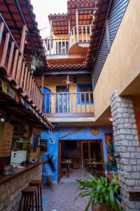 聖瑪麗亞的住宿－Sakaroule B&B，带阳台的蓝色墙壁建筑