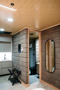 baño con espejo grande y lavabo en Living by Armoniko, en Medellín