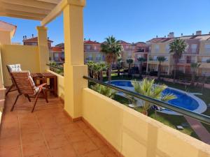 een balkon met uitzicht op een zwembad bij Apartamento en Islantilla Golf in Islantilla