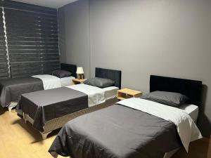 伊斯坦布尔Nur Sena's House的一间有三张床的房间