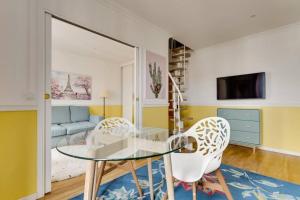Televízia a/alebo spoločenská miestnosť v ubytovaní Duplex Moderne Cosy - Proche Porte d'Italie - Parking