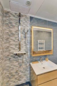 Kúpeľňa v ubytovaní Duplex Moderne Cosy - Proche Porte d'Italie - Parking