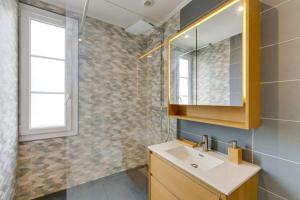 Kúpeľňa v ubytovaní Duplex Moderne Cosy - Proche Porte d'Italie - Parking