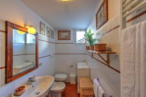 Un baño con lavabo, inodoro y espejo. en MAISON ROSE - Relax e vista spettacolare - COUR 0111, en Courmayeur 26 fotos más
