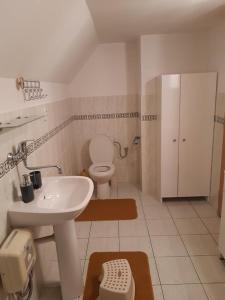 A bathroom at Chata Klaudia Még 20 kép