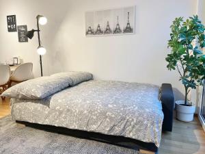 1 dormitorio con cama, mesa y planta en Classy I Modern I Free Parking, en Viena