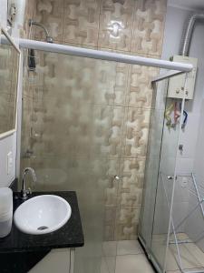 y baño con lavabo y ducha acristalada. en Apê da Lê, en Río de Janeiro