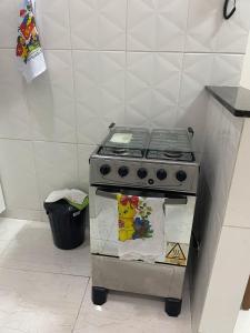 y cocina con fogones. en Apê da Lê, en Río de Janeiro