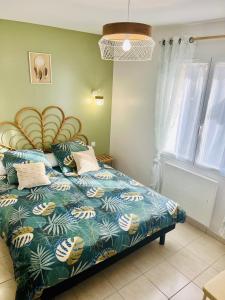 En eller flere senge i et værelse på Gîte Romarin