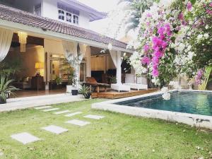 a house with a swimming pool in the yard at Villa Jalun in Seminyak +39 photos