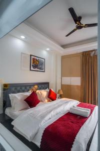 Postel nebo postele na pokoji v ubytování The Lodgers 1 BHK Serviced Apartment Golf Course Road Gurgaon + 37 fotografií