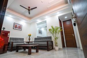 a waiting room with two chairs and a table at The Lodgers 1 BHK Serviced Apartment Golf Course Road Gurgaon in Gurgaon