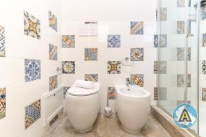 a bathroom with a toilet and a sink at Comodo a due passi dal mare 46a in Silvi Paese