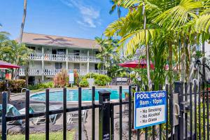 View ng pool sa Kona Islander Inn 147 Tropical Oasis o sa malapit