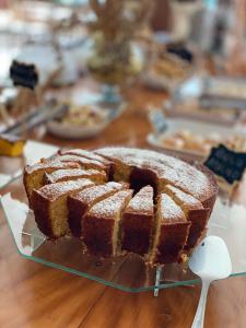 ein Büffelkuchen auf einer Glasplatte auf einem Tisch in der Unterkunft Pousada Vale do Chapéu in Capitólio