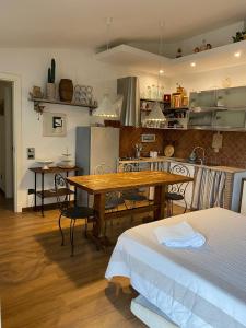 een keuken en eetkamer met een tafel en een bed bij La Casina di Bice-Casa mia in Casa Mora