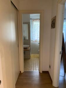 een hal met een badkamer met een wastafel en een toilet bij La Casina di Bice-Casa mia in Casa Mora
