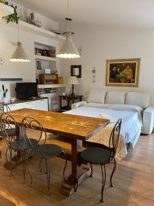 een kamer met een tafel en stoelen en een bed bij La Casina di Bice-Casa mia in Casa Mora