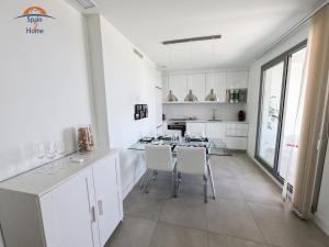Kuchyň nebo kuchyňský kout v ubytování Panorama Beach II by Spain2home