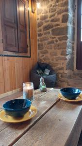 une table en bois avec deux bols bleus au-dessus dans l'établissement Chez Maritou, à Besse-et-Saint-Anastaise