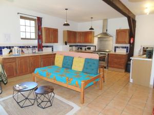 a living room with a couch in a kitchen at LA VILLA QUI A DU CHIEN in Neuville-sur-Touques