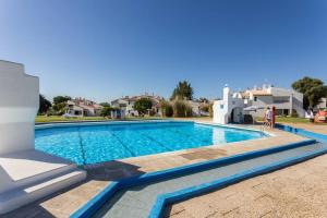 une villa avec une piscine dans un complexe dans l'établissement My cozy BEACH HOUSE, à Tavira