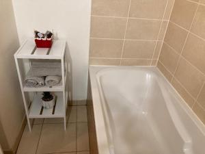 Kúpeľňa v ubytovaní Le gîte de Marc - Parking privé gratuit + terrasse + 10 fotografií