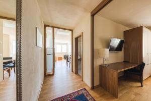 een woonkamer met een bureau en een eetkamer bij Hotel Residence Pernhof in Termeno