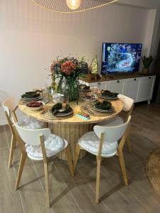 Telewizja i/lub zestaw kina domowego w obiekcie Apartamento Antonio with sea view,Torrevieja,50 m from Playa Acequion plus swimming pool