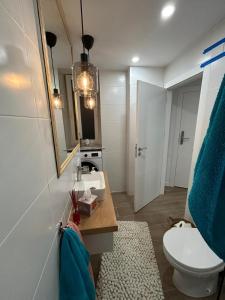 Łazienka w obiekcie Apartamento Antonio with sea view,Torrevieja,50 m from Playa Acequion plus swimming pool