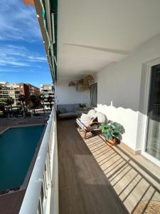 Basen w obiekcie Apartamento Antonio with sea view,Torrevieja,50 m from Playa Acequion plus swimming pool lub w pobliżu
