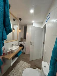 Łazienka w obiekcie Apartamento Antonio with sea view,Torrevieja,50 m from Playa Acequion plus swimming pool