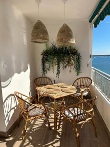 Balkon lub taras w obiekcie Apartamento Antonio with sea view,Torrevieja,50 m from Playa Acequion plus swimming pool