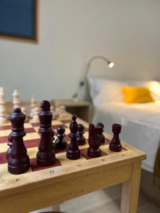 Apartamento Vara de Rey في لوغرونيو: لوحة شطرنج على طاولة خشبية في الغرفة