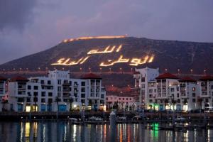 una montaña en el fondo de una ciudad con edificios en Agadir-Apartment, en Agadir 9 fotos más