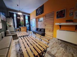 - un salon avec un canapé et des bancs en bois dans l'établissement Sardines and Friends Hostel 04, à Póvoa de Varzim