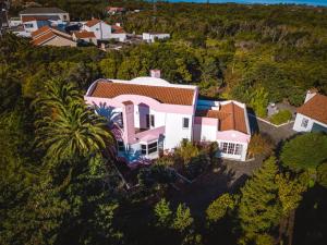 an overhead view of a house with a pink at Casa Cor de Rosa in Madalena