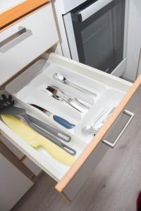 un cajón con cuchillos y utensilios en HighHill Lahti City apartment, en Lahti