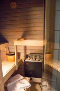una sauna con algo de comida dentro en HighHill Lahti City apartment, en Lahti