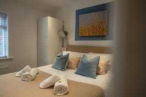 um quarto com uma cama com toalhas em Town Street Apartment em Marple