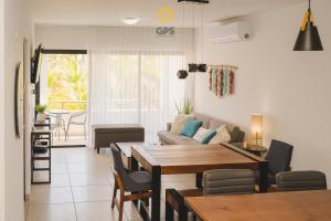 ein Wohnzimmer mit einem Tisch und einem Sofa in der Unterkunft Palmilla 301,depa 5 min de playa in Mazatlán