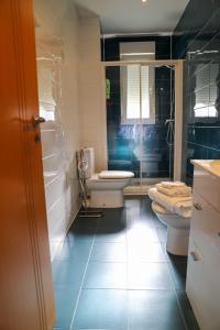 baño con 2 aseos y ducha acristalada en Casa MJ, en Béjar