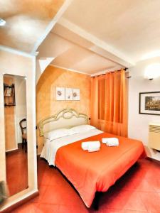 1 dormitorio con 1 cama con 2 toallas en Appartamento Stella in centro a Firenze, en Florencia